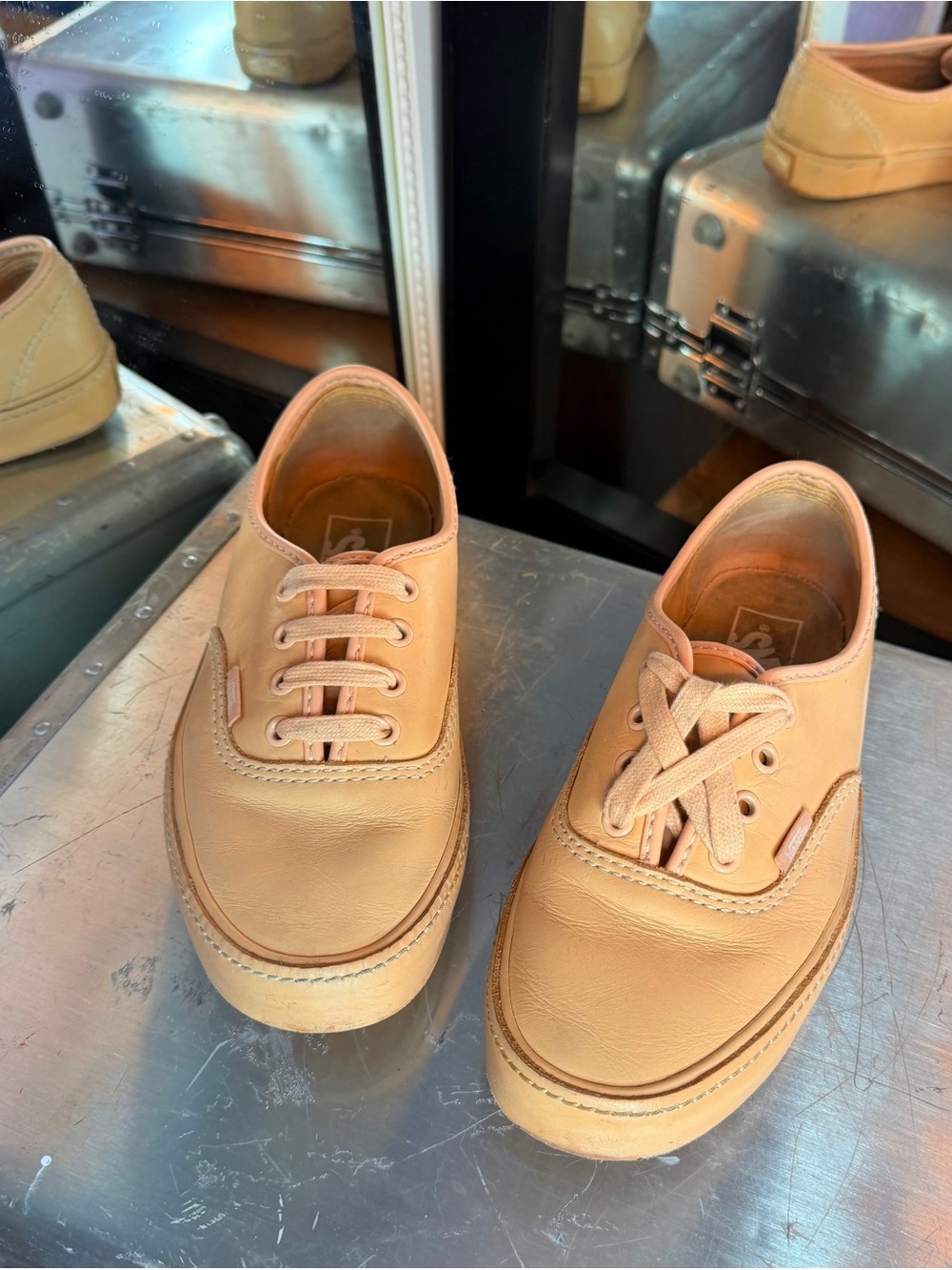 /Mens SZ 5.5 Low-Top Leather Sneakers in Peach - Picture 4 of 13